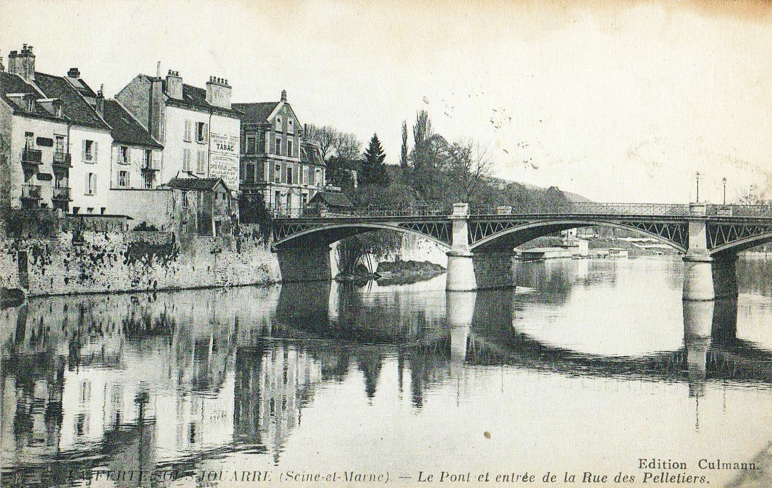 Le pont et entrée de la rue des Pelletiers